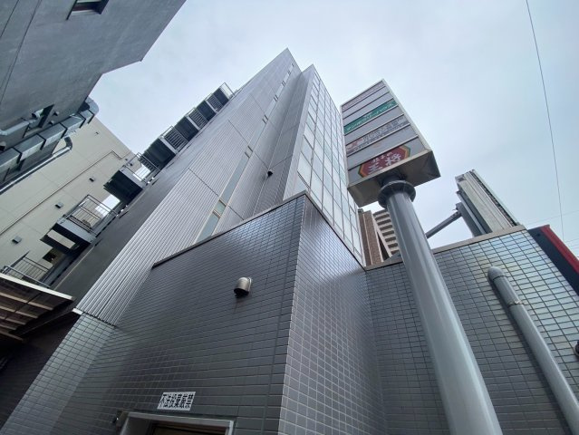  本八幡駅前ビルの外観