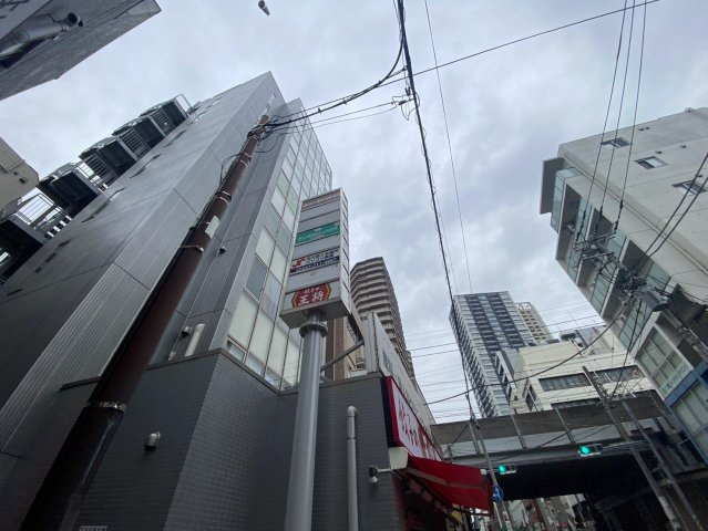  本八幡駅前ビルの外観