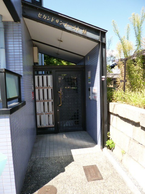 セカンドサンイースト桂のエントランス