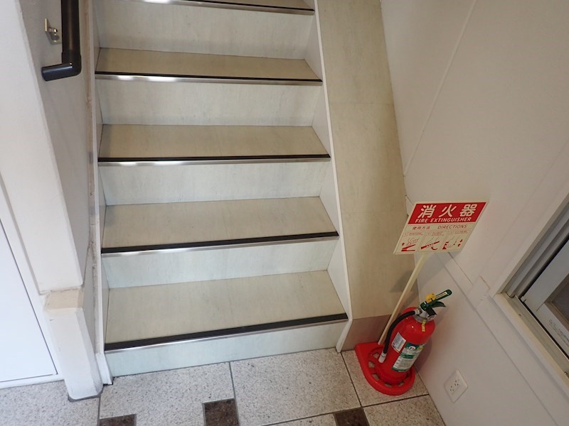 ストーンビルの外観|階段