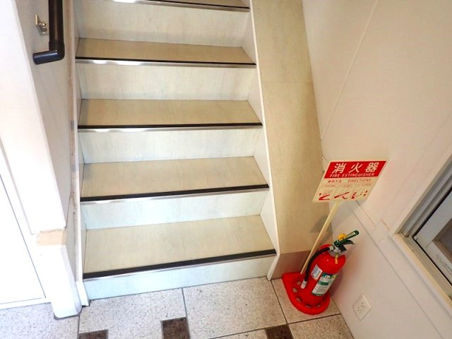 ストーンビルの外観|階段