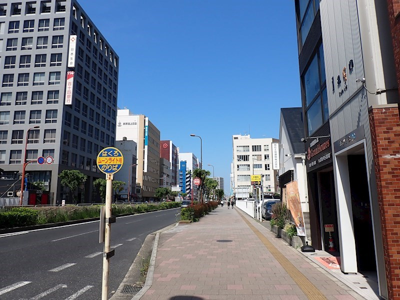 ストーンビルの外観|国道２号線に面しています