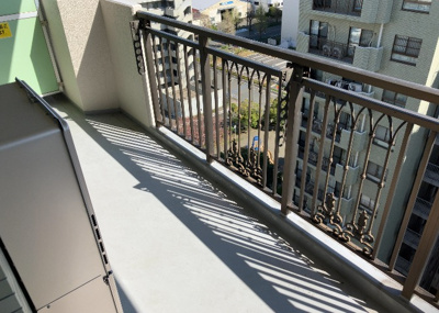 【バルコニー】 | サンヴェール橋本ツインタワー | バルコニーは、室外の専用スペースのうち、「屋根がなく開放された空間」であるものを指します。ベランダより広いタイプのものが多く、日当たりもよいため家庭菜園などを楽しみたい人にとって適した環境となります。