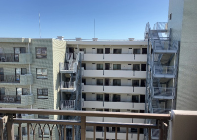 【展望】 | サンヴェール橋本ツインタワー | 眺望の良さを楽しめるダイニングキッチンで家族団らんの時間を過ごしてはいかがでしょうか。バルコニーから見える景色を家族で眺める時間は、時間が経つのを忘れてしまいそうですね。是非、現地を見に行きましょう！