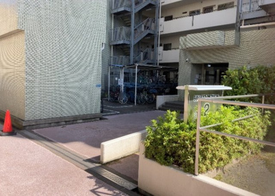 【駐車場】 | サンヴェール橋本ツインタワー | 車一台あたりに必要なスペースは、標準サイズの普通自動車で横幅2m50cm、長さ5mは必要になります。ただし、乗降のことも考慮して横幅3m30cm、長さ5m50cmほどは確保できるところを選びましょう。