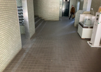 【ロビー】 | サンヴェール橋本ツインタワー | ラウンジは、マンションの共用スペースに椅子やテーブルなどを配置した利用者が寛げる空間です。屋内型ラウンジと屋外型ラウンジがあります。共用部分の管理状況と合わせて、詳細については現地でご確認ください。