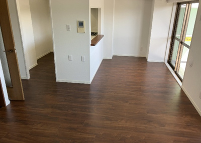 【居間・リビング】 | サンヴェール橋本ツインタワー | 直線タイプはLとDKを一直線に並べた形で対面キッチンのタイプです。一般的なのでよく見かけるかもしれません。直線タイプに似た直接アイランドタイプは、キッチンとダイニングの間に壁がない分広く感じられます。