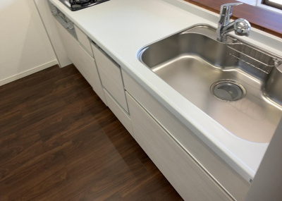 【キッチン】 | サンヴェール橋本ツインタワー | 標準的なシステムキッチンの横幅は、165cm～300cm程度です。2100・2400・2550・2700などミリ単位で表記されます。普段どのように料理をするのかを想定しながら合ったサイズを選びましょう