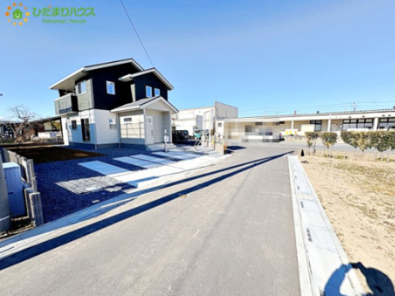 深谷市荒川　第1期　新築一戸建て　ワイウッドコート　01の前面道路含む現地写真