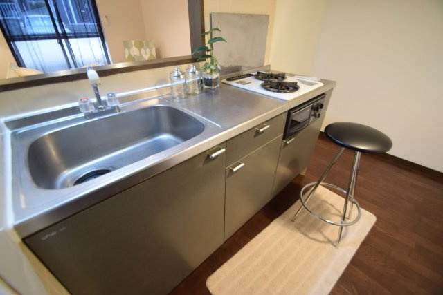 パーラーローズのキッチン|２口ガスコンロ付き