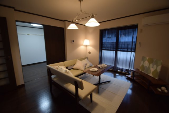 パーラーローズの居間・リビング|明るいお部屋です