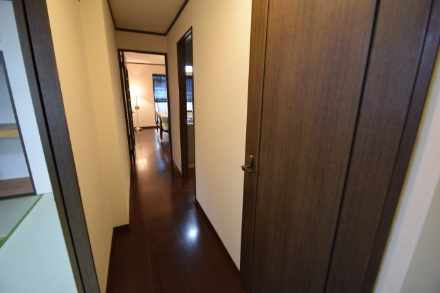 パーラーローズの玄関|広々とした室内です