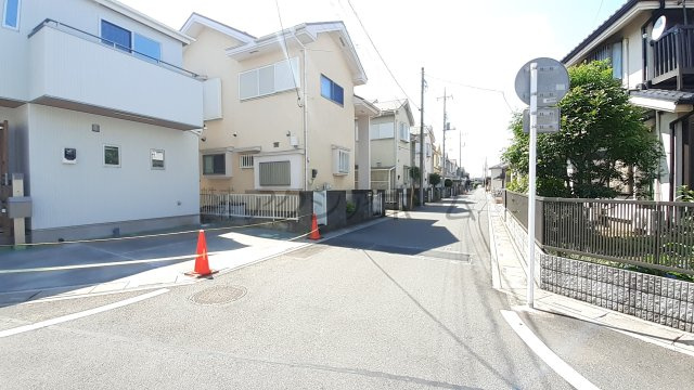 入間市扇台6丁目・全1棟　新築未入居一戸建　～LDK吹抜け～の前面道路含む現地写真