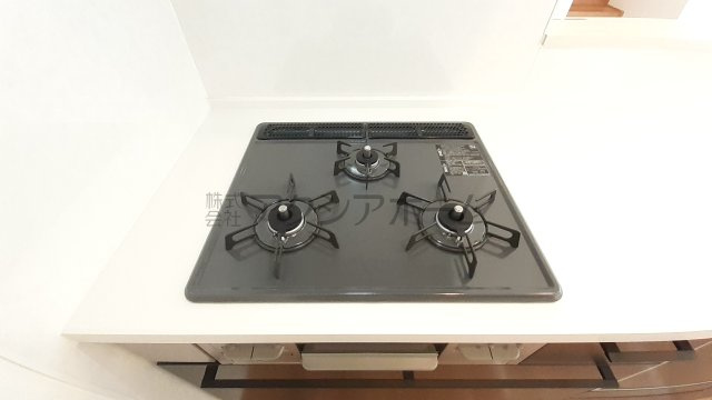 入間市扇台6丁目・全1棟　新築一戸建　～LDK吹抜け～のキッチン|3口コンロ