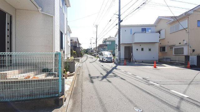 入間市扇台6丁目・全1棟　新築一戸建　～LDK吹抜け～の前面道路含む現地写真