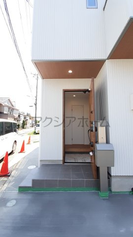 入間市扇台6丁目・全1棟　新築一戸建　～LDK吹抜け～の玄関