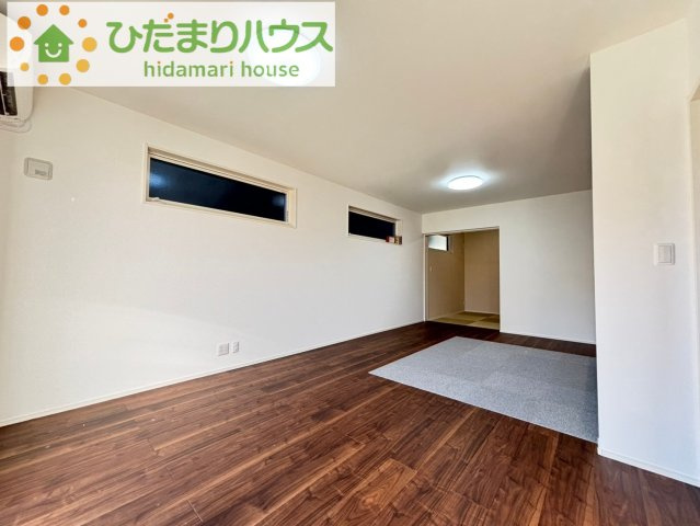 東松山市山崎町　　タマタウン　03の居間・リビング|日当たり、風通しが良く、自然とリビングに集まりたくなるような空間です。