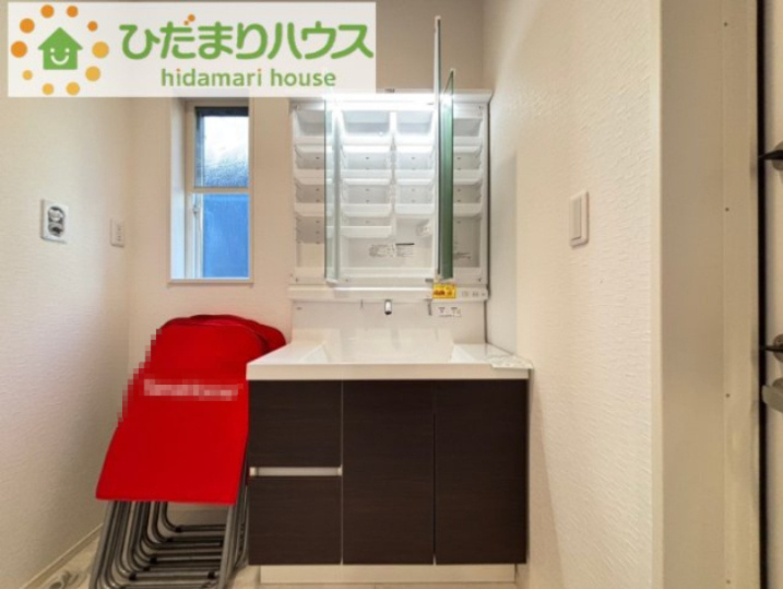 東松山市山崎町　　タマタウン　03の独立洗面台|鏡の裏には収納スペースがございます。