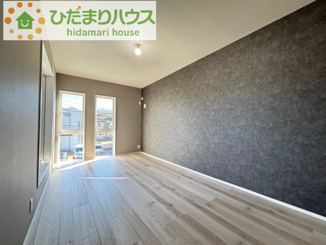 東松山市山崎町　　タマタウン　03の寝室|広めの主寝室は、ベッドの他にもパソコンデスクやドレッサーなども置けちゃいます。