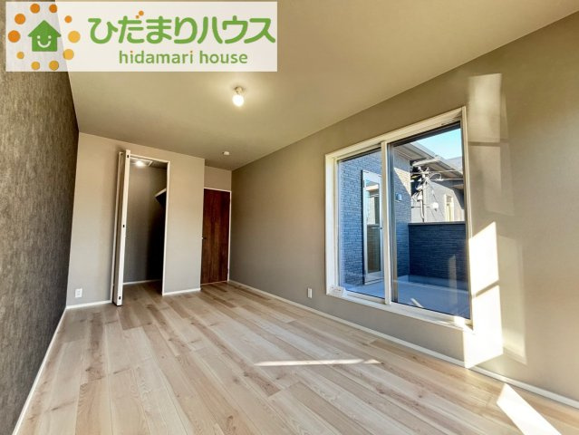 東松山市山崎町　　タマタウン　03の内装|バルコニーに面している洋室は、主寝室にどうぞ。