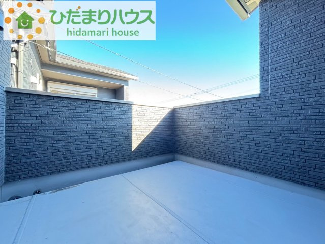 東松山市山崎町　　タマタウン　03のバルコニー|ワイドなバルコニーで、ご家族全員のお洋服もらくらく干せちゃいます。