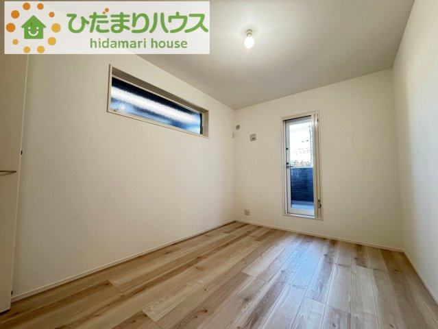 東松山市山崎町　　タマタウン　03の洋室|窓が多く、明るい空間の居室です。