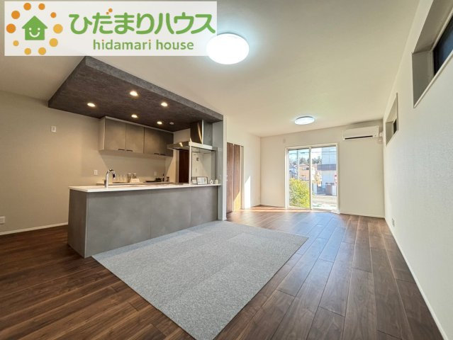 東松山市山崎町　　タマタウン　03の居間・リビング|複層ガラスの遮熱効果と断熱効果で、一年中快適に過ごせます。
