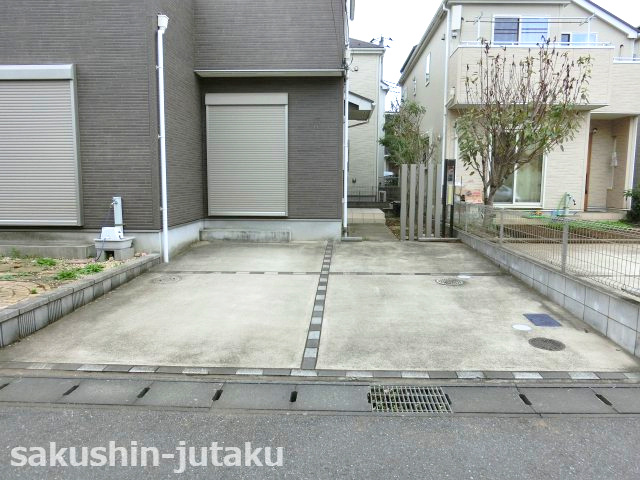 作新台７丁目　中古戸建の駐車場|並列２台　大型も楽々