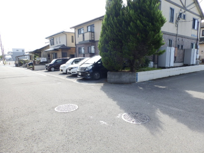 ＢＬＵＥ南金田の駐車場|前面道路