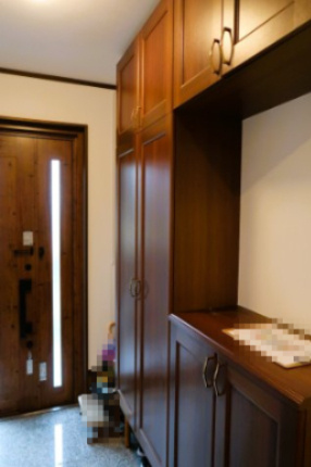 西伯郡伯耆町岸本　中古一戸建ての玄関