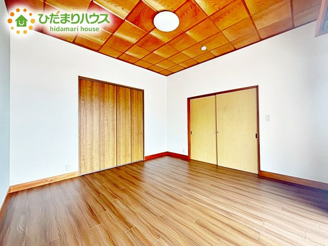【寝室】 | ひたちなか市八幡町　中古戸建 | 主寝室は広々していて安らげる空間に。大きな窓から光が差し込み、朝の目覚めも良さそう♪