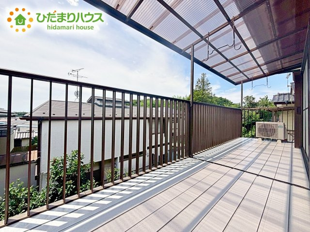 【バルコニー】 | ひたちなか市八幡町　中古戸建 | 広々としたバルコニーは、大量の洗濯物を干しても余裕！お布団だって、家族全員分をいっきに干せますね(^O^)