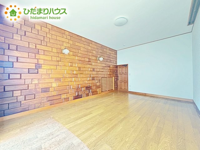 【洋室】 | ひたちなか市八幡町　中古戸建 | 明るい日差しが降り注ぐお部屋に、居心地の良さを感じさせるコーディネート。家具やカーテンでお気に入りのお部屋に♪