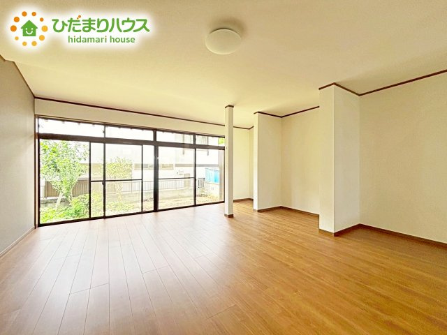 【居間・リビング】 | ひたちなか市八幡町　中古戸建 | 家族だんらんを育む開放感あふれるリビング・ダイニング