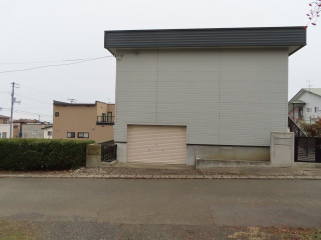 【前面道路含む現地写真】 | 網走市桂町３丁目２番１５号　平家建て中古売家（１階部分車庫）