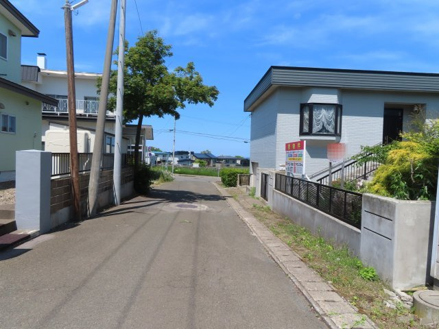 網走市桂町３丁目２番１５号　平家建中古売家（１階部分車庫）の前面道路含む現地写真