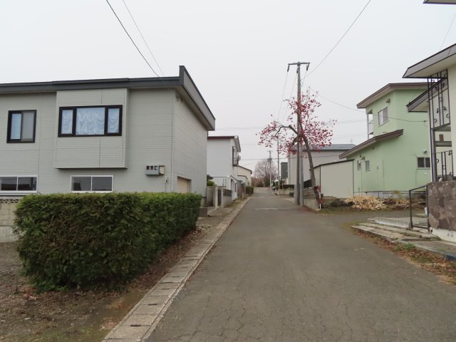 【前面道路含む現地写真】 | 網走市桂町３丁目２番１５号　平家建て中古売家（１階部分車庫）
