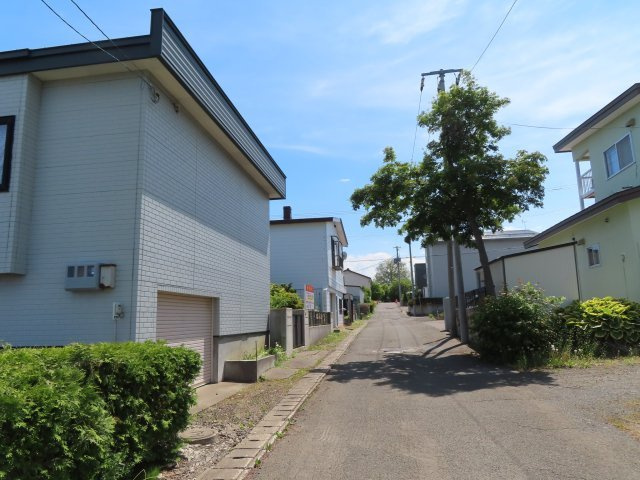 網走市桂町３丁目２番１５号　平家建中古売家（１階部分車庫）の前面道路含む現地写真