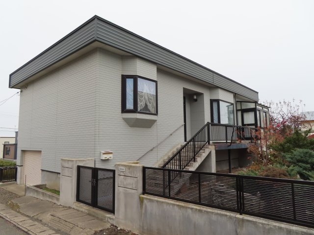 【外観】 | 網走市桂町３丁目２番１５号　平家建て中古売家（１階部分車庫）