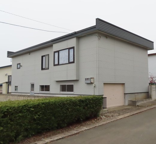 網走市桂町３丁目２番１５号　平家建中古売家（１階部分車庫）の外観