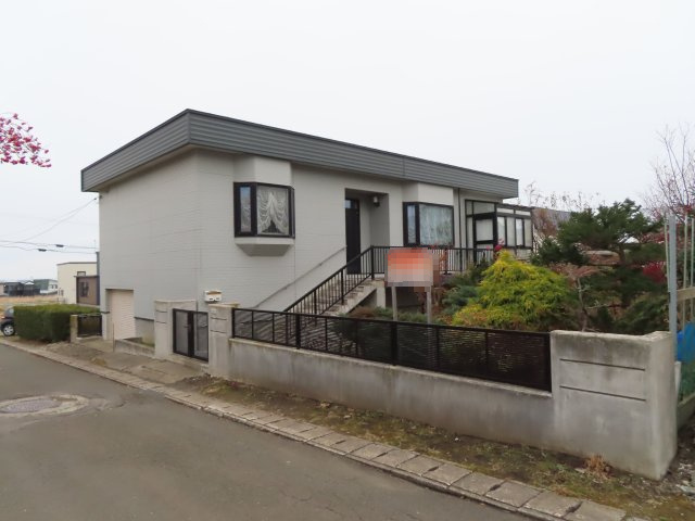 【外観】 | 網走市桂町３丁目２番１５号　平家建て中古売家（１階部分車庫）