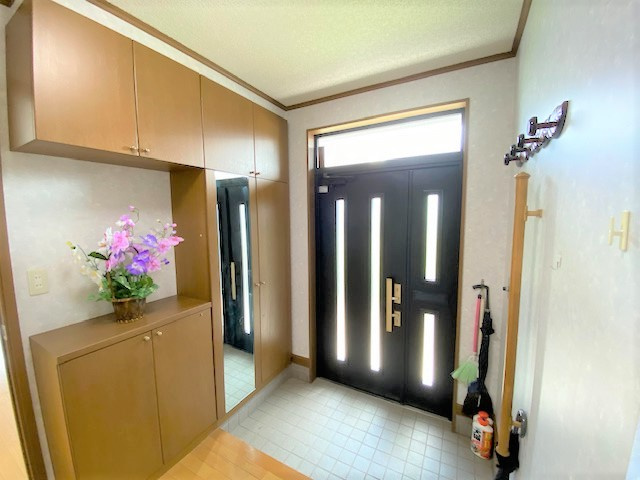 網走市桂町３丁目２番１５号　平家建中古売家（１階部分車庫）の玄関