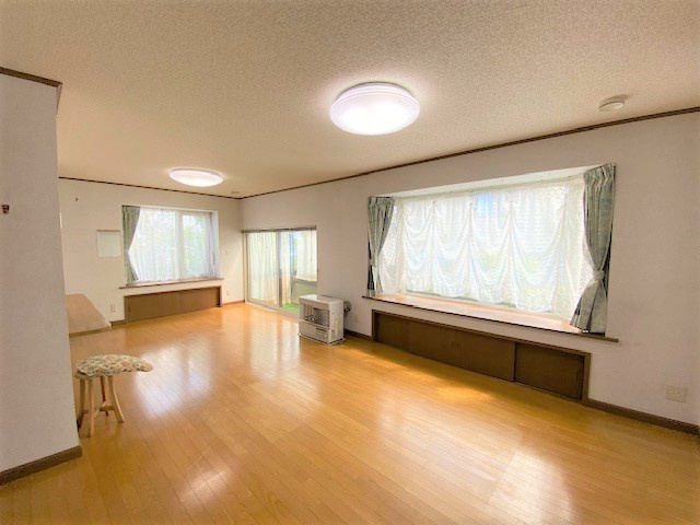 網走市桂町３丁目２番１５号　平家建中古売家（１階部分車庫）の居間・リビング