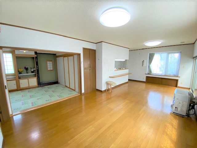 【居間・リビング】 | 網走市桂町３丁目２番１５号　平家建て中古売家（１階部分車庫）