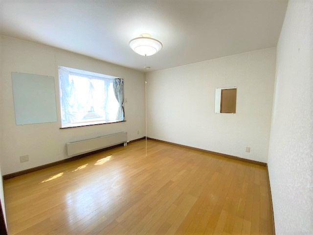 【洋室】 | 網走市桂町３丁目２番１５号　平家建て中古売家（１階部分車庫）