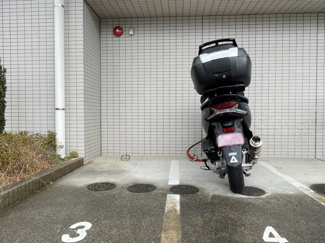 【駐車場】 | バイク置き場。空き区画の有無や駐輪料金、サイズおよび排気量規定などについては、改めてお問い合わせください。～即日のご見学可能～　お問合せはお気軽にどうぞ。