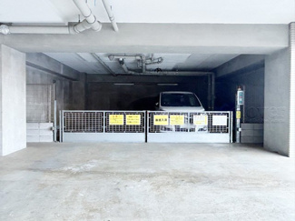 【駐車場】 | 屋根付きの駐車場スペース。空きの有無や駐車料金、サイズ規定などについては、改めてお問い合わせください。～即日のご見学可能～　お問合せはお気軽にどうぞ。