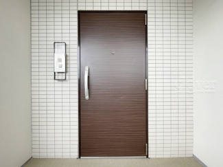 【その他共用部分】 | ダブルロック式の玄関ドアが皆様をお出迎え。お部屋のセキュリティの観点からも、うれしい設備ですね。玄関の色もシックで良い感じです。～即日のご見学可能～　お問合せはお気軽にどうぞ。