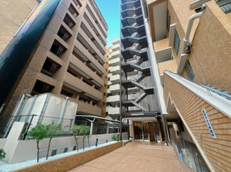 【外観】 | マンションの顔となるエントランスは重厚感漂う装いでお客様をお出迎えします。 