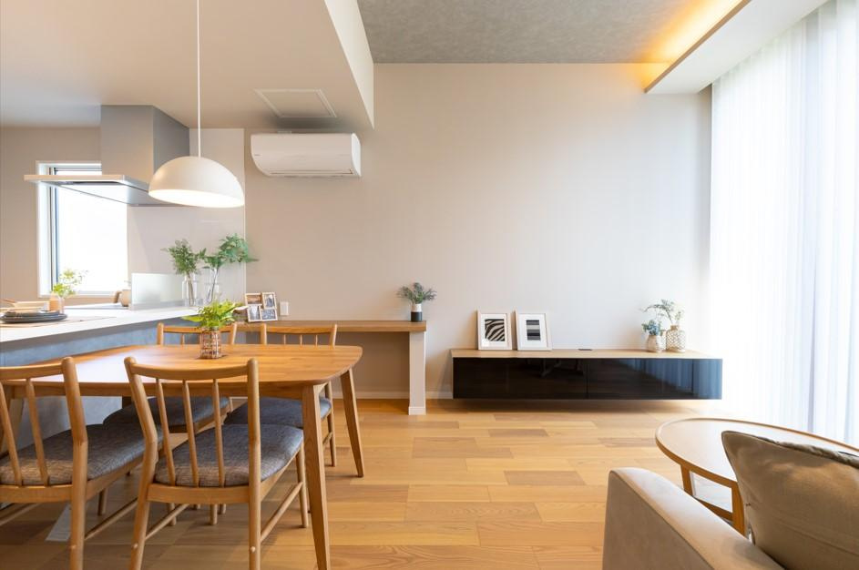 下野市仁良川　新築戸建の居間・リビング